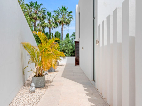Contemporary Luxury Villa with Panoramic Sea Views in La Alquería