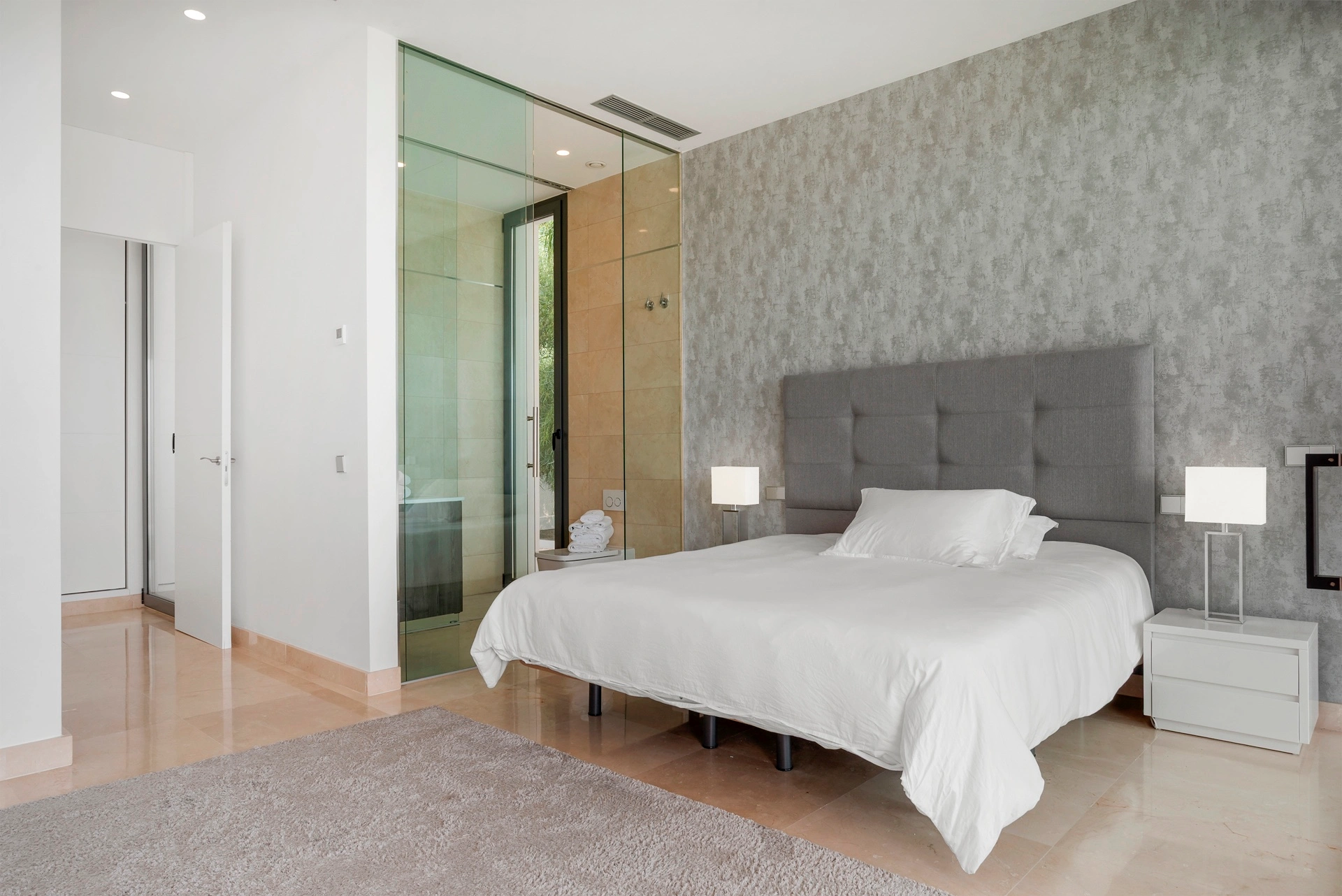 Villa for sale in Benahavis