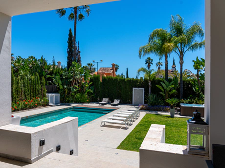 Luxury Six-Bedroom Villa in Nueva Andalucía’s Prestigious Golf Valley