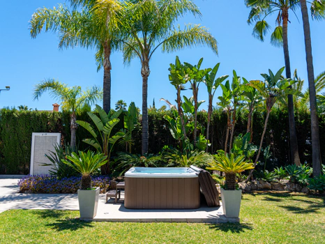 Luxury Six-Bedroom Villa in Nueva Andalucía’s Prestigious Golf Valley