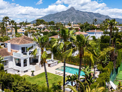 Luxury Six-Bedroom Villa in Nueva Andalucía’s Prestigious Golf Valley