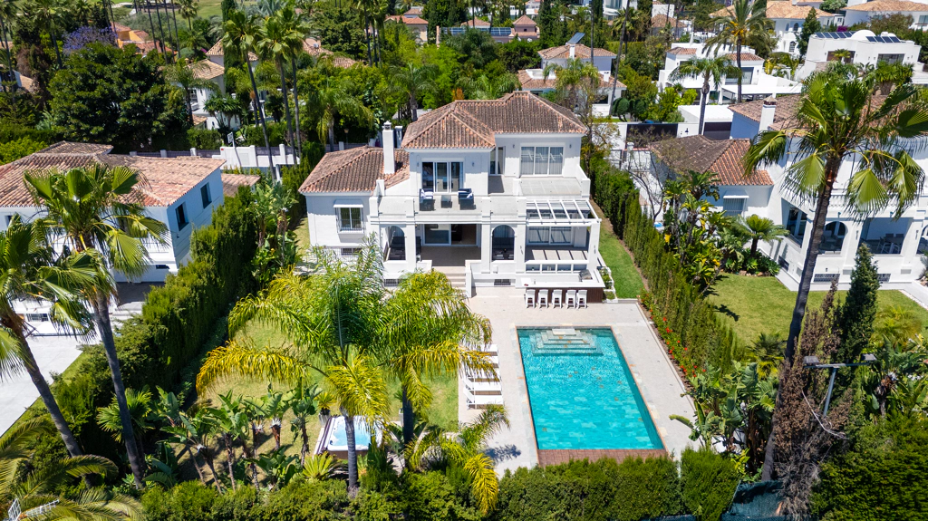 Luxury Six-Bedroom Villa in Nueva Andalucía’s Prestigious Golf Valley