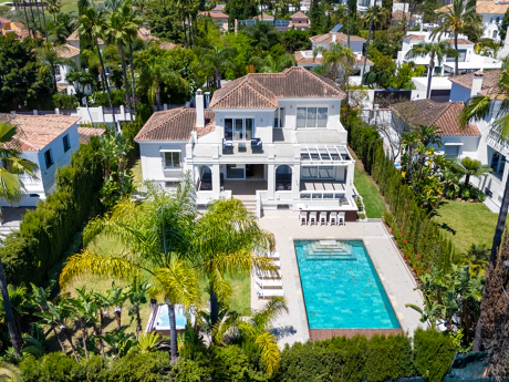 Luxury Six-Bedroom Villa in Nueva Andalucía’s Prestigious Golf Valley