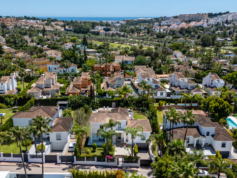 Luxury Six-Bedroom Villa in Nueva Andalucía’s Prestigious Golf Valley