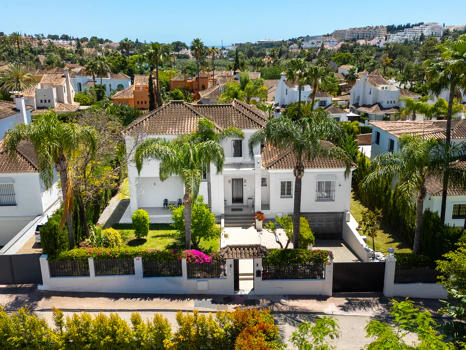 Luxury Six-Bedroom Villa in Nueva Andalucía’s Prestigious Golf Valley