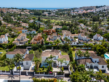 Luxury Six-Bedroom Villa in Nueva Andalucía’s Prestigious Golf Valley