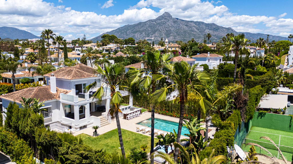 Luxury Six-Bedroom Villa in Nueva Andalucía’s Prestigious Golf Valley