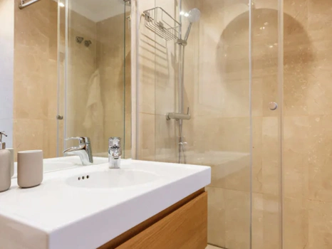Stylish 2-Bedroom Apartment on Marbella’s Golden Mile with Gym & Underground Parking