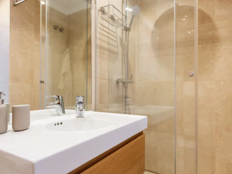 Stylish 2-Bedroom Apartment on Marbella’s Golden Mile with Gym & Underground Parking