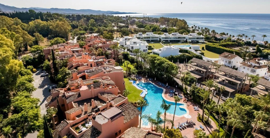 Stylish 2-Bedroom Apartment on Marbella’s Golden Mile with Gym & Underground Parking