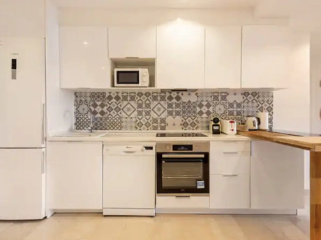 Stylish 2-Bedroom Apartment on Marbella’s Golden Mile with Gym & Underground Parking
