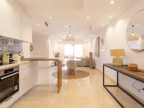 Stylish 2-Bedroom Apartment on Marbella’s Golden Mile with Gym & Underground Parking