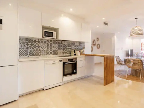 Stylish 2-Bedroom Apartment on Marbella’s Golden Mile with Gym & Underground Parking