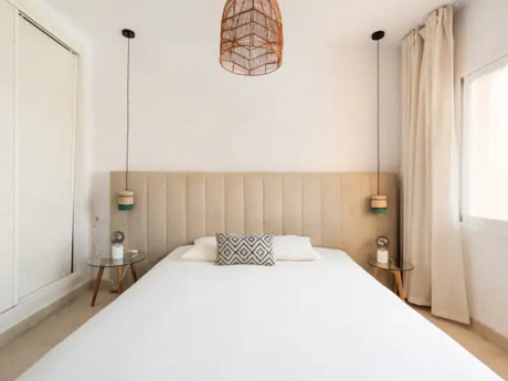 Stylish 2-Bedroom Apartment on Marbella’s Golden Mile with Gym & Underground Parking