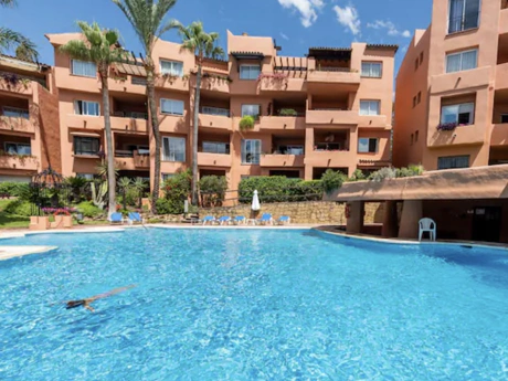 Stylish 2-Bedroom Apartment on Marbella’s Golden Mile with Gym & Underground Parking