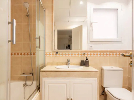 Stylish 2-Bedroom Apartment on Marbella’s Golden Mile with Gym & Underground Parking
