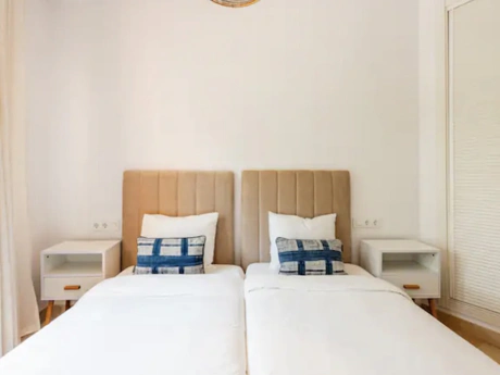 Stylish 2-Bedroom Apartment on Marbella’s Golden Mile with Gym & Underground Parking