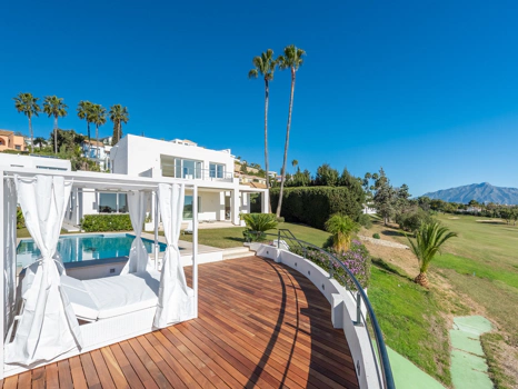 Villa de Lujo en Primera Línea de Golf con Piscina Climatizada en El Paraíso