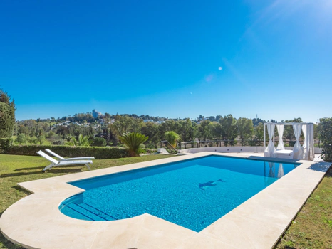 Villa de Lujo en Primera Línea de Golf con Piscina Climatizada en El Paraíso