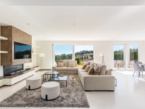 Villa de Lujo en Primera Línea de Golf con Piscina Climatizada en El Paraíso