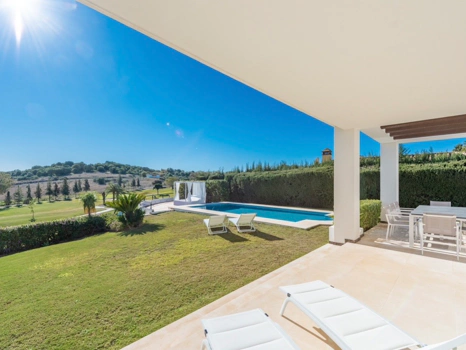 Villa de Lujo en Primera Línea de Golf con Piscina Climatizada en El Paraíso