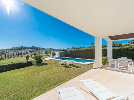 Villa de Lujo en Primera Línea de Golf con Piscina Climatizada en El Paraíso