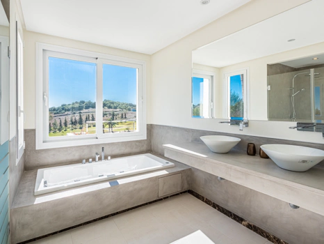 Villa de Lujo en Primera Línea de Golf con Piscina Climatizada en El Paraíso