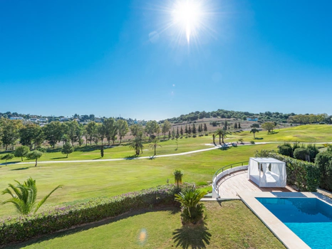 Villa de Lujo en Primera Línea de Golf con Piscina Climatizada en El Paraíso