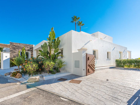 Villa de Lujo en Primera Línea de Golf con Piscina Climatizada en El Paraíso