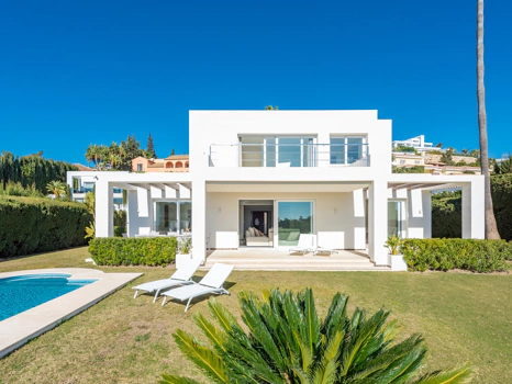 Villa de Lujo en Primera Línea de Golf con Piscina Climatizada en El Paraíso