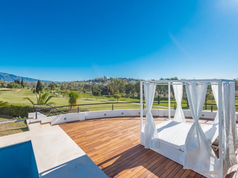 Villa de Lujo en Primera Línea de Golf con Piscina Climatizada en El Paraíso