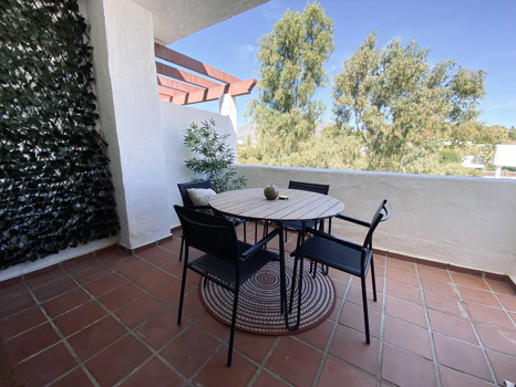 Ático Dúplex Elegante en La Maestranza, Marbella con Amplias Terrazas y Excelentes Servicios