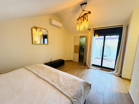 Ático Dúplex Elegante en La Maestranza, Marbella con Amplias Terrazas y Excelentes Servicios