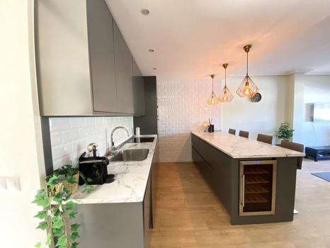 Ático Dúplex Elegante en La Maestranza, Marbella con Amplias Terrazas y Excelentes Servicios