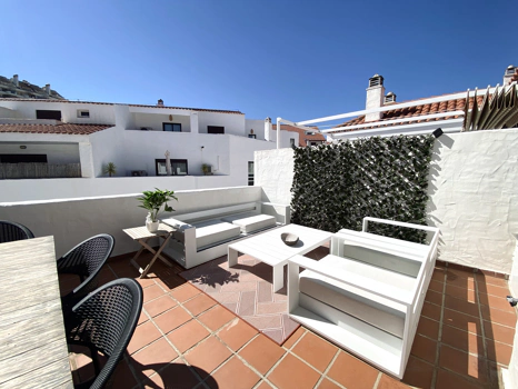 Ático Dúplex Elegante en La Maestranza, Marbella con Amplias Terrazas y Excelentes Servicios