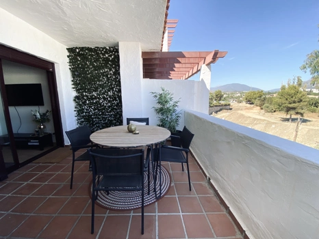 Ático Dúplex Elegante en La Maestranza, Marbella con Amplias Terrazas y Excelentes Servicios