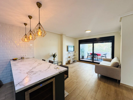 Ático Dúplex Elegante en La Maestranza, Marbella con Amplias Terrazas y Excelentes Servicios