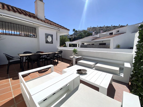 Ático Dúplex Elegante en La Maestranza, Marbella con Amplias Terrazas y Excelentes Servicios