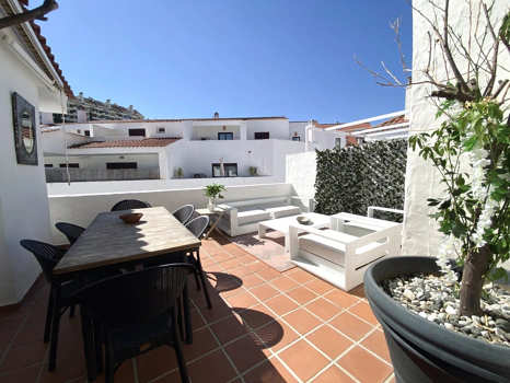 Ático Dúplex Elegante en La Maestranza, Marbella con Amplias Terrazas y Excelentes Servicios