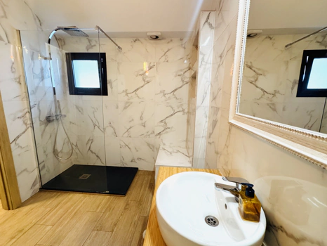 Ático Dúplex Elegante en La Maestranza, Marbella con Amplias Terrazas y Excelentes Servicios
