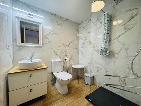 Ático Dúplex Elegante en La Maestranza, Marbella con Amplias Terrazas y Excelentes Servicios