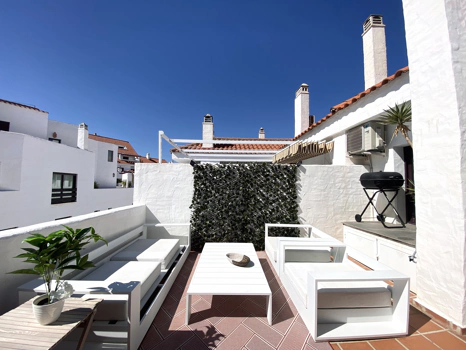 Ático Dúplex Elegante en La Maestranza, Marbella con Amplias Terrazas y Excelentes Servicios