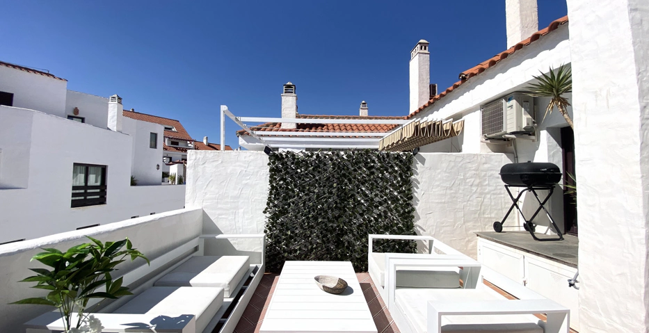 Ático Dúplex Elegante en La Maestranza, Marbella con Amplias Terrazas y Excelentes Servicios