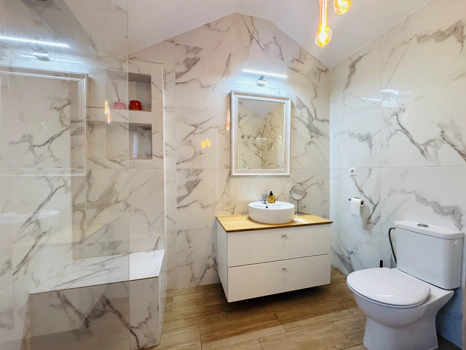Ático Dúplex Elegante en La Maestranza, Marbella con Amplias Terrazas y Excelentes Servicios
