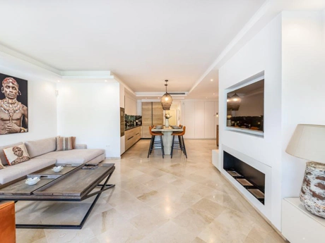 Luxurious Beachside Apartment