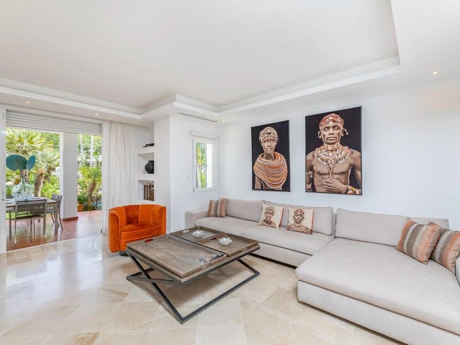 Luxurious Beachside Apartment