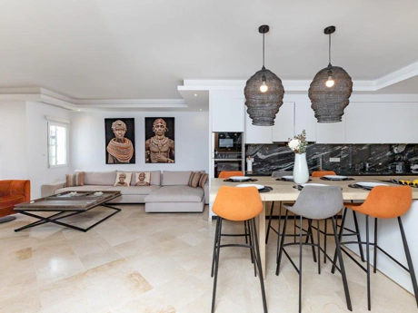 Luxurious Beachside Apartment