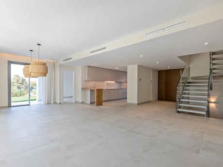 Luxury Corner Villa in Treetops, San Pedro de Alcántara – Private Garden, Jacuzzi & Panoramic Valley Views