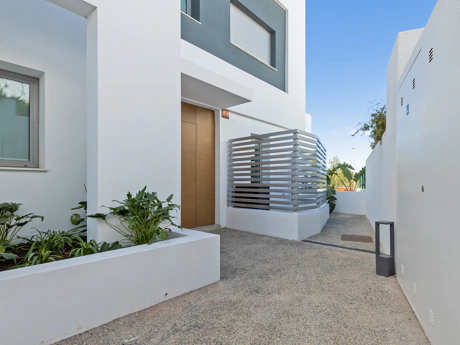 Luxury Corner Villa in Treetops, San Pedro de Alcántara – Private Garden, Jacuzzi & Panoramic Valley Views