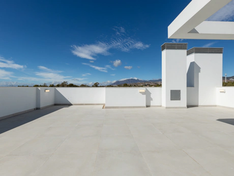 Luxury Corner Villa in Treetops, San Pedro de Alcántara – Private Garden, Jacuzzi & Panoramic Valley Views